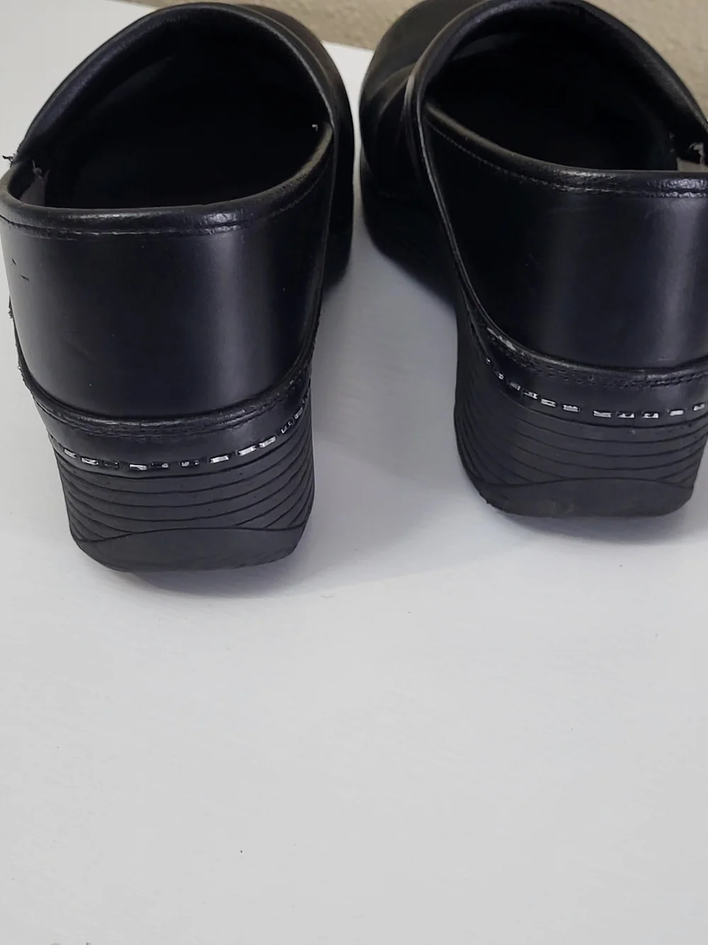 Dansko Womens Black Leather Professional Clog Size 39 8.5